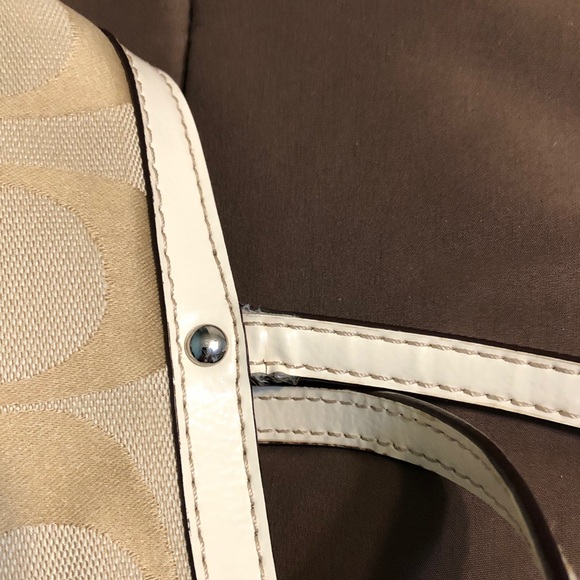 Coach Cream Shoulder Bag with Patterned Design and White Handles - Picture 10 of 10
